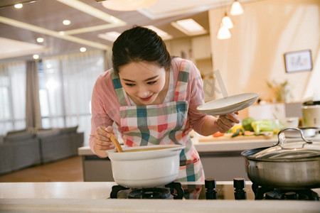 青年女人在厨房煲汤