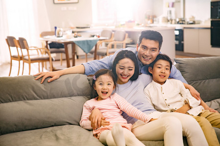 亚洲家庭亲子摄影照片_幸福家庭在客厅里