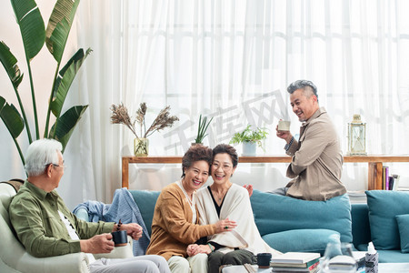 中老年人坐在客厅喝茶叙旧