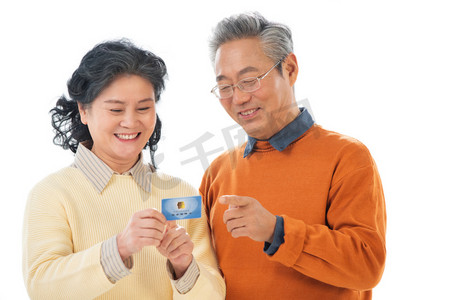 医疗金融摄影照片_幸福的老年人拿着卡片