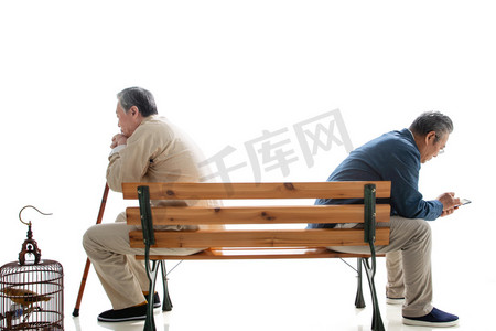 短病摄影照片_坐在长椅上的老年人