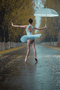 拿雨伞的美女摄影照片_拿着雨伞的青年女人跳芭蕾舞