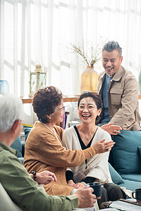 享受的人物摄影照片_幸福的中老年人们在室内喝茶聊天