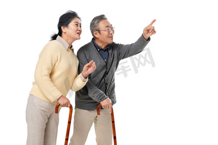 人物指示摄影照片_拄着拐杖的老年夫妇