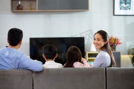 幸福家庭在看电视