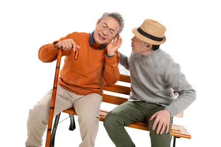两人聊天摄影照片_两位老年朋友坐在长椅上聊天