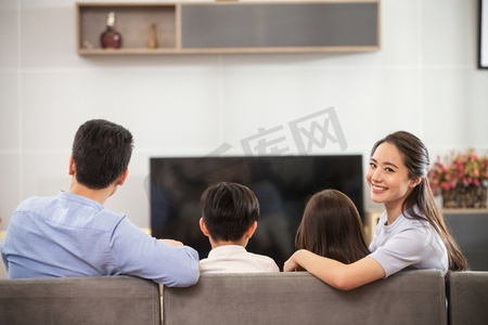 起居室摄影照片_幸福家庭在看电视