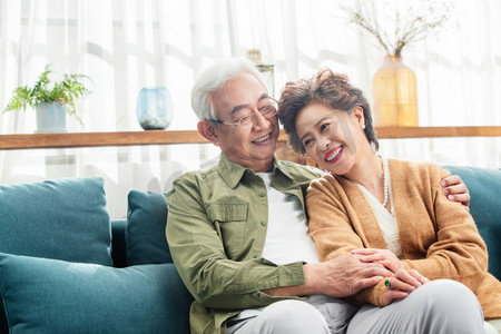 幸福群众摄影照片_恩爱的老年夫妇幸福的坐在沙发上