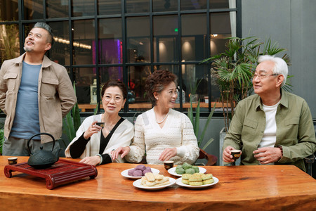 中老年朋友喝茶聊天