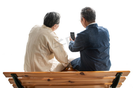 中式场景摄影照片_两位老年朋友看手机视频