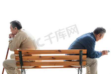 中式场景摄影照片_坐在长椅上的老年人