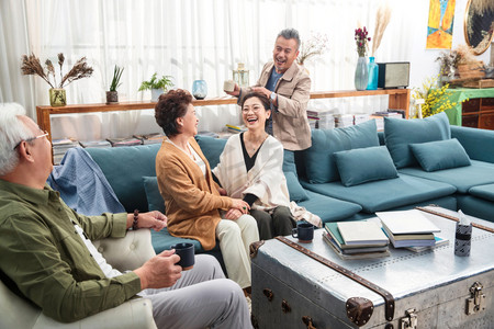 快乐的老年人们在客厅喝茶聊天