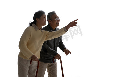 人物指示摄影照片_拄着拐杖的老年夫妇