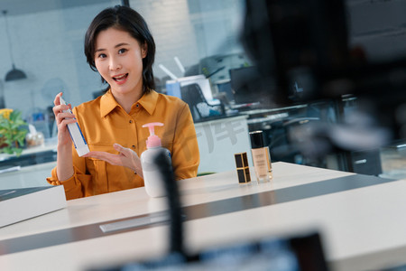 青年女人在线直播销售化妆品