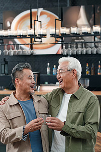 休闲幸福的老年生活图集摄影照片_快乐的老哥俩喝酒聊天