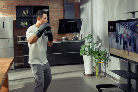 青年男人在家运动锻炼