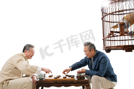 中式场景摄影照片_两位老年朋友下象棋
