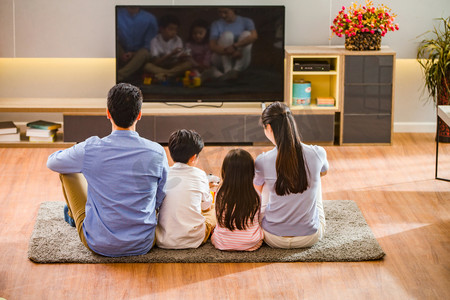 看电视摄影照片_幸福家庭在看电视