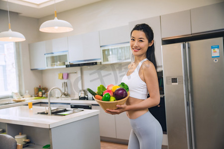 穿着运动装的青年女人在厨房