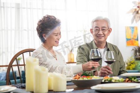 幸福的中老年夫妇享受二人世界