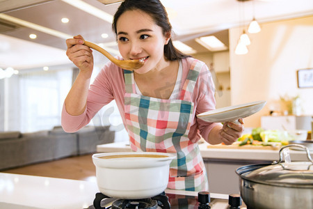 青年女人在厨房煲汤