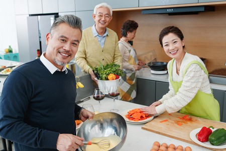 中老年人在厨房做饭