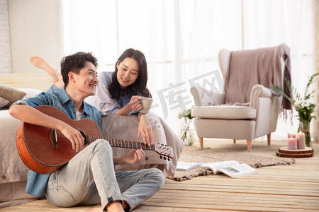 年轻亚洲家庭摄影照片_年轻男人唱歌给女友听人物