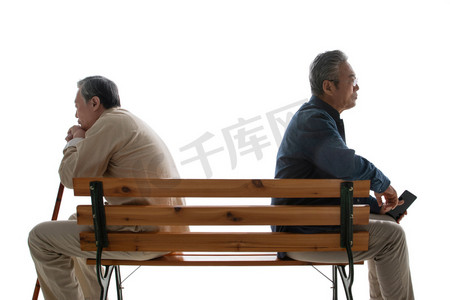 关爱空巢老人摄影照片_坐在长椅上的老年人