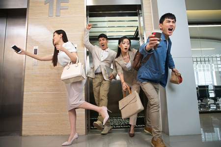 商务男女挤电梯