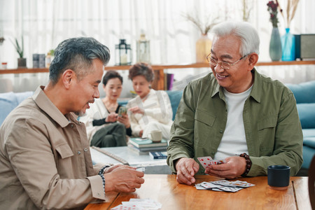 快乐的老朋友玩扑克牌