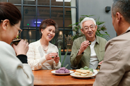 中老年健康养生摄影照片_中老年朋友喝茶聊天