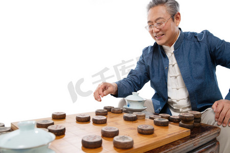 中式场景摄影照片_老年人下象棋
