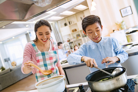 年轻妈妈和儿子在厨房