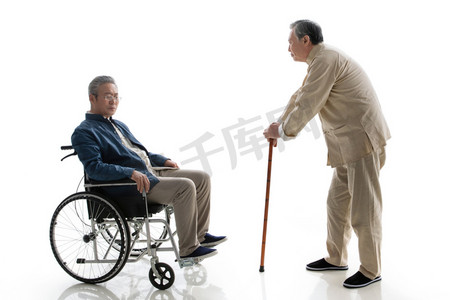 坐轮椅的人物摄影照片_行动不便的老年人