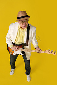 老年人音乐摄影照片_弹吉他的快乐老年人