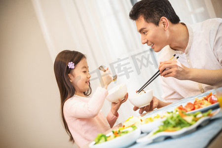 食物清新摄影照片_父亲和女儿在吃饭
