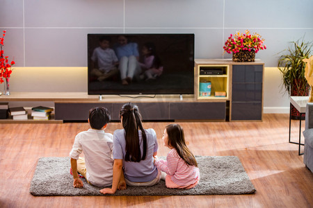 电视机外壳摄影照片_幸福家庭在看电视