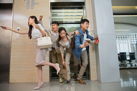 商务男女挤电梯