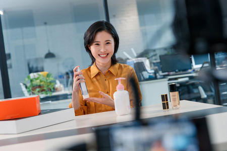 青年女人在线直播销售化妆品