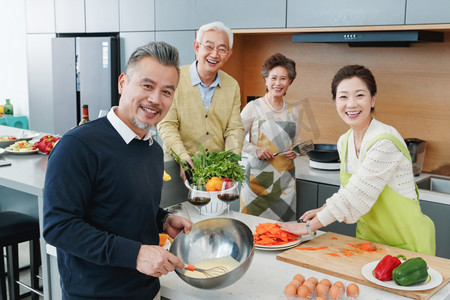 中老年人在厨房做饭