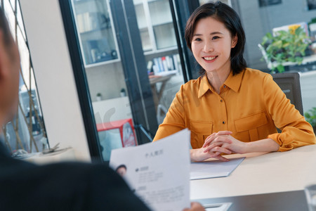 商务人士会谈人物摄影照片_青年女人参加工作面试