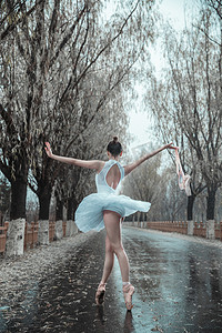 迷人背影摄影照片_青年女人在户外跳芭蕾舞