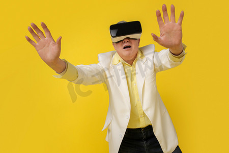 底图科技摄影照片_戴着VR眼镜的快乐老年人
