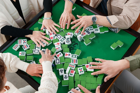 打麻将胡牌实拍国潮白天脏辫旗袍美女室内伸手拿麻将摄影图配图老人