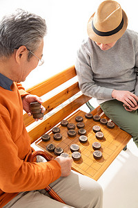 老年背景摄影照片_两位老年朋友下象棋