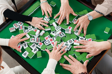 快乐的老朋友打麻将