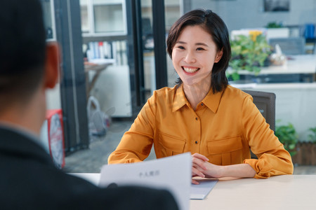 就业摄影照片_青年女人参加工作面试