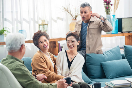人物享受的表情摄影照片_幸福的中老年人们在室内喝茶聊天