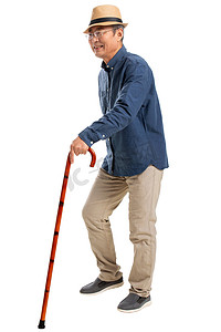 拄着拐杖的老人摄影照片_拄着拐杖的幸福老人