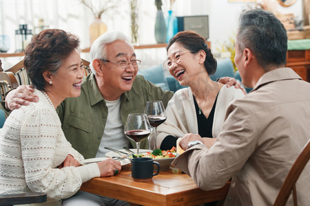 休闲幸福的老年生活图集摄影照片_快乐的中老年朋友聚餐